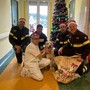 Il Babbo Natale dei vigili del fuoco regala sorrisi ai bambini dell’ospedale di Imperia