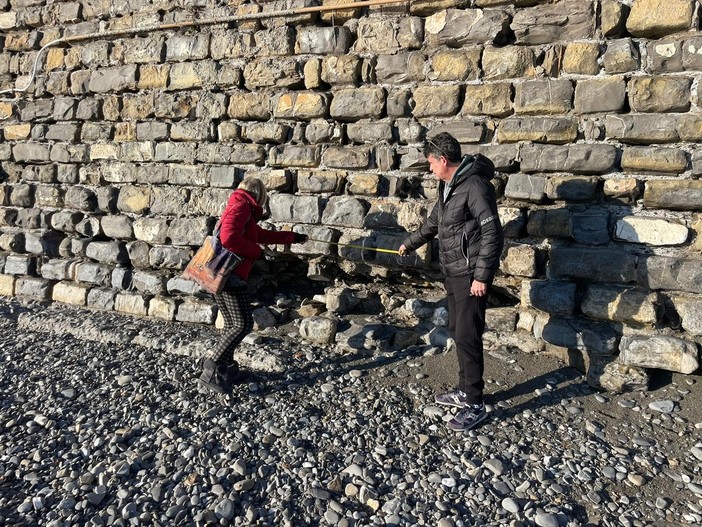 L'opposizione misura col metro i buchi nel muro alla Galeazza: "Situazione critica" (foto) L'opposizione misura col metro i buchi nel muro alla Galeazza: "Situazione critica" (foto)