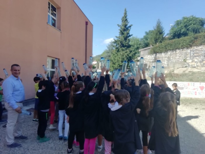 Diano San Pietro: l'amministrazione dona agli alunni 100 bottigliette in tritan (foto)
