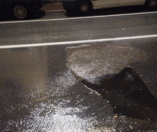 Imperia, la pioggia riapre la “famosa buca”: tappullo del Comune già vanificato