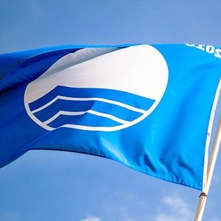 Nuove regole sulla Bandiera Blu, per ottenere il vessillo va garantita la sorveglianza sulle spiagge libere: a rischio molti lidi in provincia