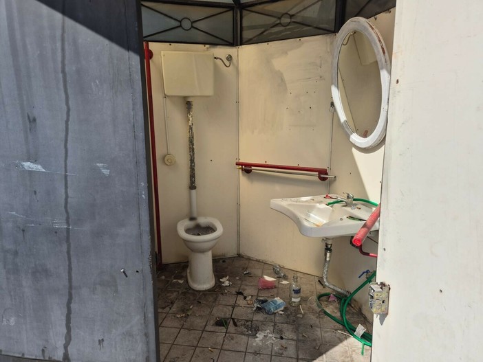 Imperia, il bagno pubblico sulla Spianata inutilizzabile per la sporcizia Imperia, il bagno pubblico sulla Spianata inutilizzabile per la sporcizia