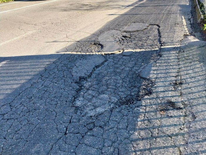 Strade dissestate, un cittadino si rivolge al sindaco: "Non è una città civile”