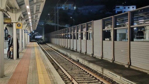 Nuovo sciopero dei treni dalle 21 per 24 ore, disagi per chi viaggia dalla Riviera a Genova Nuovo sciopero dei treni dalle 21 per 24 ore, disagi per chi viaggia dalla Riviera a Genova