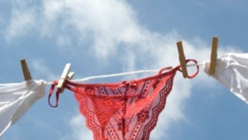 ACCADDE OGGI, 14 NOVEMBRE 1984. Minorenne si cala dalla grondaia per rubare la biancheria intima di una giovane e avvenente sposa del piano di sotto