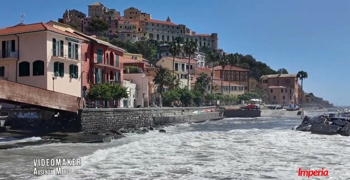 Mareggiata tra Borgo Foce e Borgo Cappuccini: onde spettacolari si infrangono sulla costa (Video)