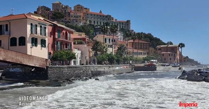 Mareggiata tra Borgo Foce e Borgo Cappuccini: onde spettacolari si infrangono sulla costa (Video)