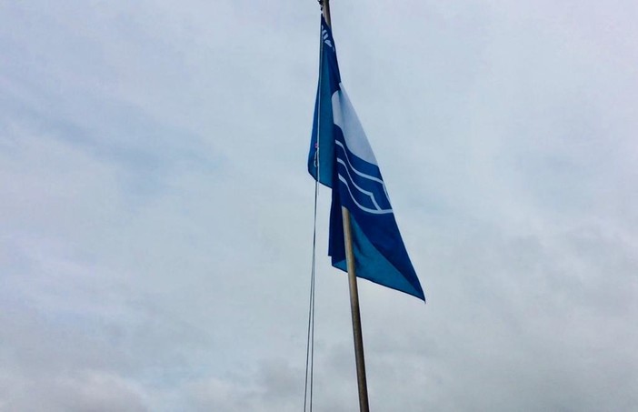 Diano Marina, sventola la 'Bandiera blu' sul molo delle Tartarughe. Chiappori: "È una medaglia d'oro per la nostra città" (foto e video)