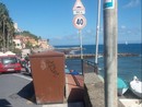 Barriere architettoniche a Borgo Foce: un marciapiede impraticabile
