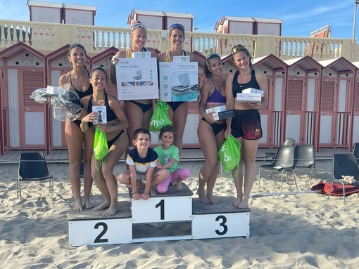 Alla Spiaggia d’Oro spettacolo nella Serie B2 femminile di beach volley: le coppie sul podio