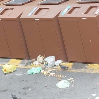 Rifiuti abbandonati in città, gli imperiesi chiedono di riaprire i bidoni 24 ore al giorno