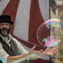 Spettacolo teatrale di bolle di sapone e clownerie al Teatro delle Opere Parrocchiali di Imperia Spettacolo teatrale di bolle di sapone e clownerie al Teatro delle Opere Parrocchiali di Imperia
