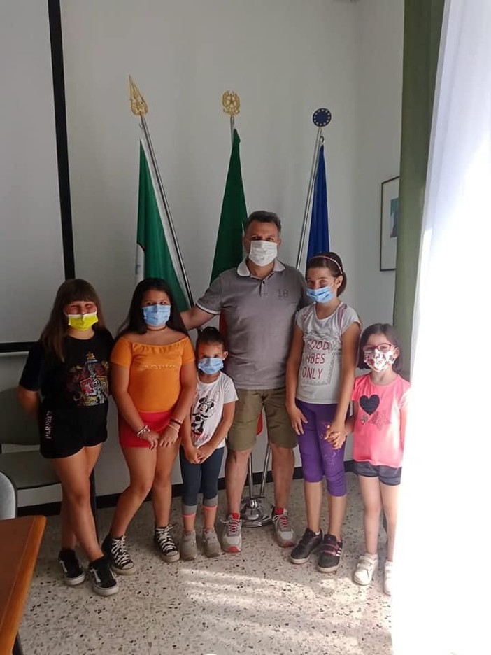 I bambini di Rezzo sottopongono alcune loro esigenze al sindaco Adorno: "Non sarà difficile accontentarli!"