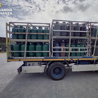 Imperia, sequestrate 197 bombole di Gpl dalla Finanza: denunciato un commerciante