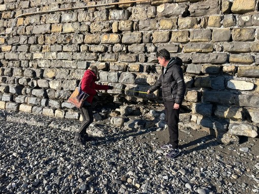 L'opposizione misura col metro i buchi nel muro alla Galeazza: "Situazione critica" (foto)