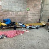 Blitz della polizia locale, Cena Fuori: "Gli sgomberi non hanno ridotto il numero di senzatetto"