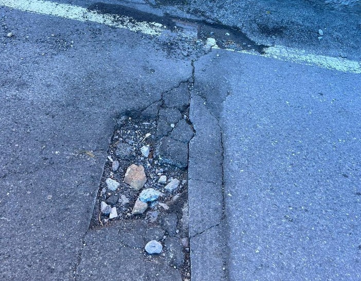 Strade colabrodo e piene di buche, Imperia Senza padroni pungola l'amministrazione Strade colabrodo e piene di buche, Imperia Senza padroni pungola l'amministrazione