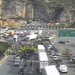 Ventimiglia: i 'gilet gialli' bloccano il traffico alla barriera autostradale, lunghe code in entrambe le direzioni (Foto e Video)