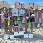 Alla Spiaggia d’Oro spettacolo nella Serie B2 femminile di beach volley: le coppie sul podio