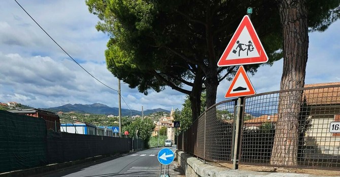 Caramagna, il manto stradale è un colabrodo. Bozzano: "Così l'ingresso a scuola non è sicuro" Caramagna, il manto stradale è un colabrodo. Bozzano: "Così l'ingresso a scuola non è sicuro"