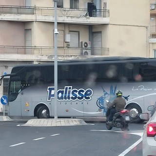 Imperia, nuova rotatoria in viale Matteotti: bus turistico resta incastrato