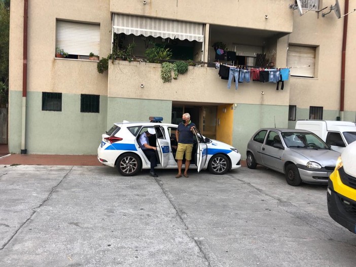 Imperia: blitz alle case parcheggio, la polizia municipale fa rimuovere le auto abbandonate (foto e video)