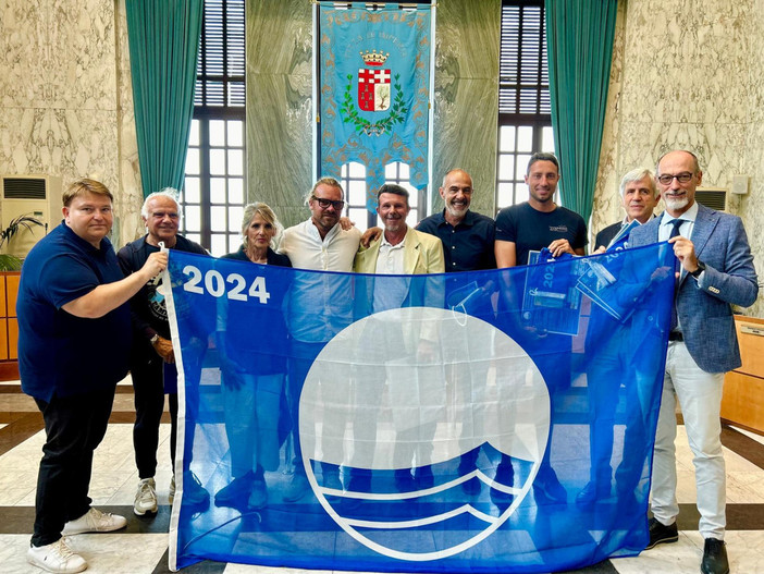 Imperia, consegna ufficiale delle Bandiere Blu agli stabilimenti balneari cittadini Imperia, consegna ufficiale delle Bandiere Blu agli stabilimenti balneari cittadini