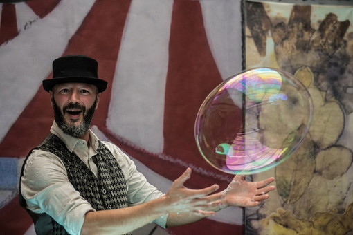 Spettacolo teatrale di bolle di sapone e clownerie al Teatro delle Opere Parrocchiali di Imperia Spettacolo teatrale di bolle di sapone e clownerie al Teatro delle Opere Parrocchiali di Imperia