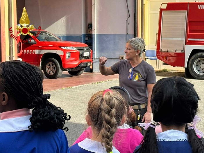 Settimana della Protezione Civile: la caserma dei vigili del fuoco si apre ai bambini Settimana della Protezione Civile: la caserma dei vigili del fuoco si apre ai bambini