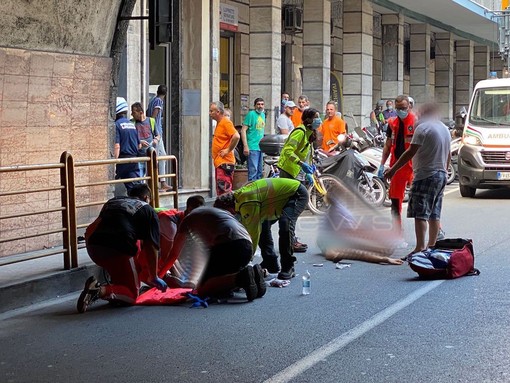 Sanremo: bambino sfugge ai genitori e viene investito da una donna in scooter, trasportato in elicottero al Gaslini di Genova