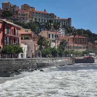 Mareggiata tra Borgo Foce e Borgo Cappuccini: onde spettacolari si infrangono sulla costa (Video)