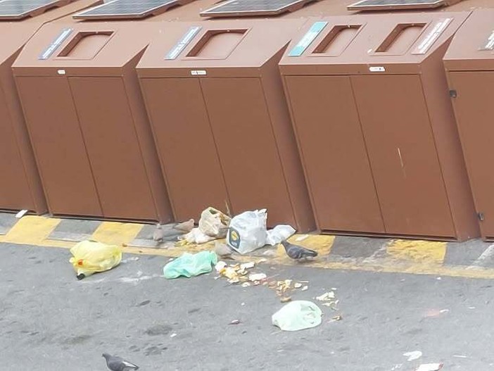 Rifiuti abbandonati in città, gli imperiesi chiedono di riaprire i bidoni 24 ore al giorno