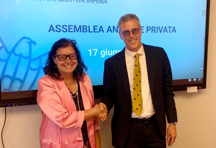 Passaggio di consegne tra barbara Amerio e Luciano Tesorini