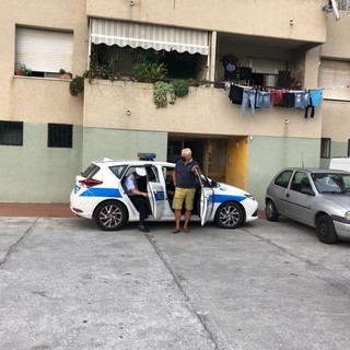 Imperia: blitz alle case parcheggio, la polizia municipale fa rimuovere le auto abbandonate (foto e video)