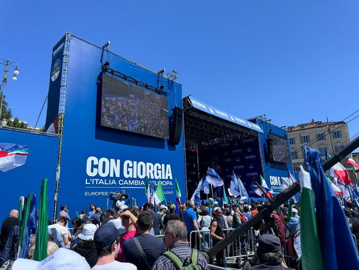 Nutrita rappresentanza della Federazione provinciale di Imperia di FdI al comizio di Giorgia Meloni