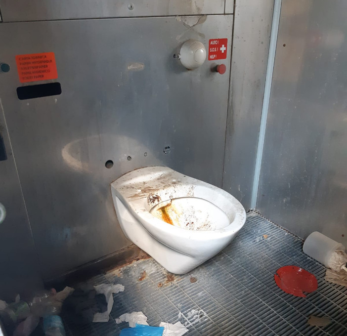 Bagni sporchi e inagibili al cimitero di Porto Maurizio: la segnalazione di un cittadino