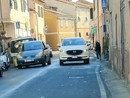 Blitz della polizia locale contro le auto in doppia fila a Caramagna: l'assessore Gagliano aveva promesso interventi