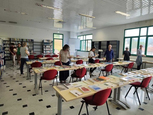 Al Polo universitario imperiese libri in regalo per promuovere cultura e solidarietà (Video)