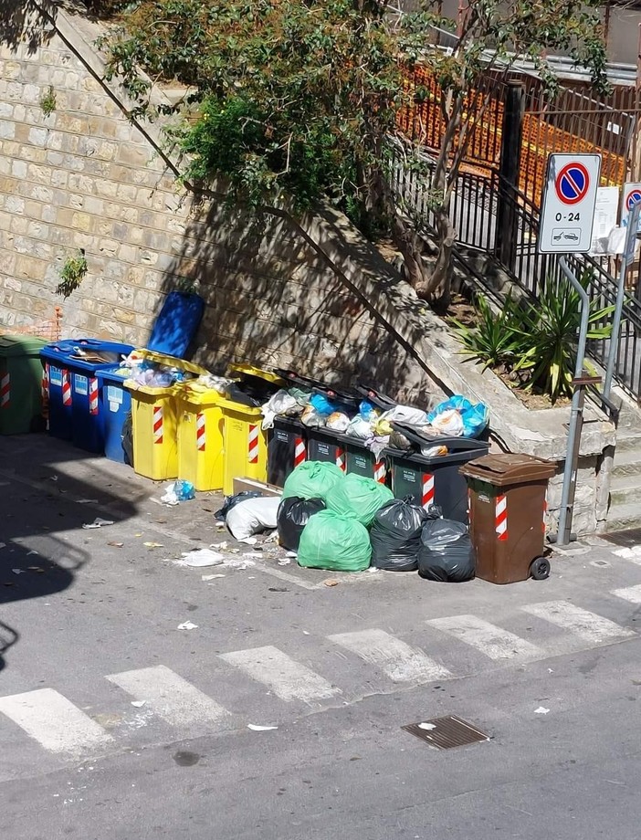 Via Santa Lucia a Imperia, quando i cassonetti dei rifiuti diventano discariche