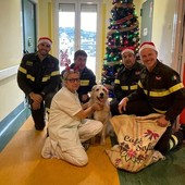 Il Babbo Natale dei vigili del fuoco regala sorrisi ai bambini dell’ospedale di Imperia