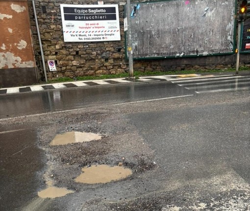 Buche nell'asfalto, pericolo in agguato a Porto Maurizio