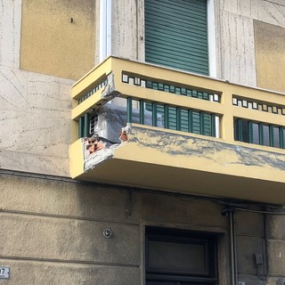 Imperia, incidente in via Garessio: camion travolge balcone (foto)