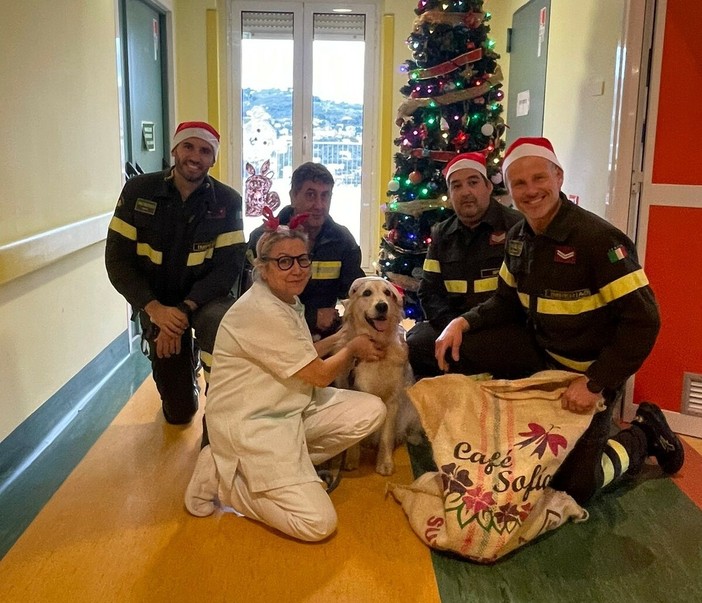 Il Babbo Natale dei vigili del fuoco regala sorrisi ai bambini dell’ospedale di Imperia