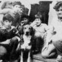 ACCADDE OGGI, 23 FEBBRAIO 1981. Pontedassio e la Valle Impero piangono commossi la scomparsa di Black, il cane trovatello che accompagnava i bambini in classe