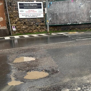 Buche nell'asfalto, pericolo in agguato a Porto Maurizio
