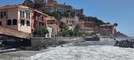 Mareggiata tra Borgo Foce e Borgo Cappuccini: onde spettacolari si infrangono sulla costa (Video)