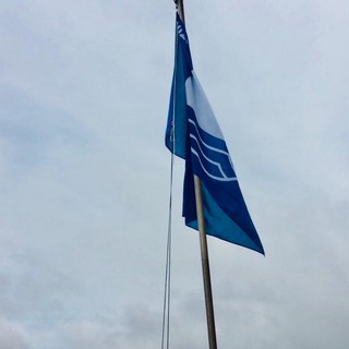 Diano Marina, sventola la 'Bandiera blu' sul molo delle Tartarughe. Chiappori: "È una medaglia d'oro per la nostra città" (foto e video)