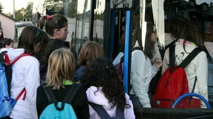 Sul pullman studenti stretti come sardine, il problema di Imperia si vive anche in Val Tanaro Sul pullman studenti stretti come sardine, il problema di Imperia si vive anche in Val Tanaro