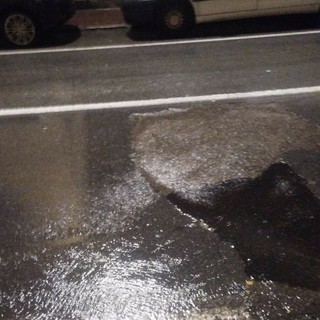 Imperia, la pioggia riapre la “famosa buca”: tappullo del Comune già vanificato