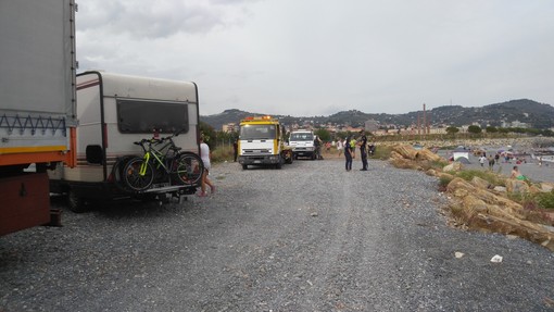 Imperia: blitz della Municipale anti camperisti abusivi, di fronte alla spiaggia libera accanto all'eliporto (foto e video) Imperia: blitz della Municipale anti camperisti abusivi, di fronte alla spiaggia libera accanto all'eliporto (foto e video)
